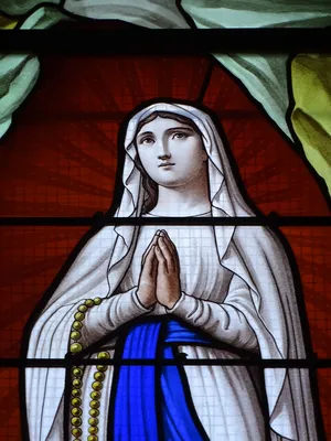 Vitrail Baie 15 : Notre-Dame de Lourdes dans l'Église Saint-Lô de Bourg-Achard