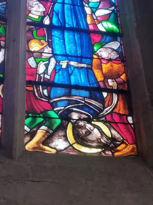 Vitrail Baie 3 : Le Crucifiement de Saint-Pierre dans l'Église Saint-Martin à Nonancourt