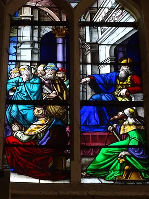 Vitrail Baie 103 : La Comparution de Jésus devant Caïphe dans l'Église Saint-Martin à Nonancourt