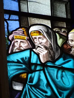 Vitrail Baie 103 : La Comparution de Jésus devant Caïphe dans l'Église Saint-Martin à Nonancourt
