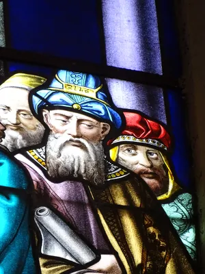 Vitrail Baie 103 : La Comparution de Jésus devant Caïphe dans l'Église Saint-Martin à Nonancourt