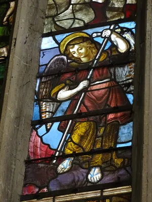 Vitrail Baie 8 : Archange Michel dans l'Église Sainte-Foy à Conches-en-Ouche