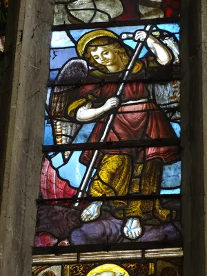 Vitrail Baie 8 : Archange Michel dans l'Église Sainte-Foy à Conches-en-Ouche