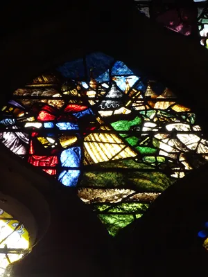 Vitrail Baie 10 : L'Eucharistie dans l'Église Sainte-Foy de Conches-en-Ouche