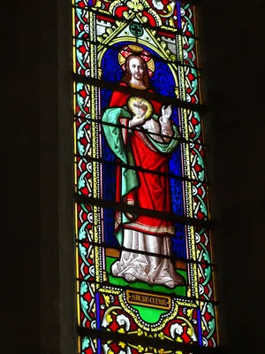 Vitrail Baie 0 : Saint-Germain, Sacré-Cœur, St-Charles-Bée dans l'Église Saint-Germain à Heuqueville