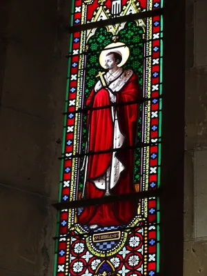 Vitrail Baie 0 : Saint-Germain, Sacré-Cœur, St-Charles-Bée dans l'Église Saint-Germain à Heuqueville