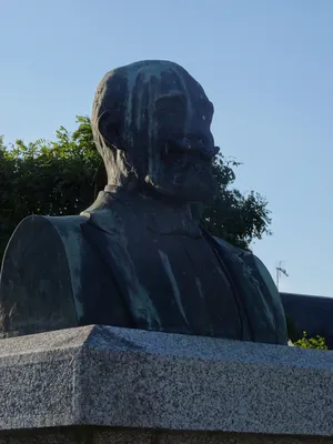 Statue d'Albert Parissot à Beaumont-le-Roger