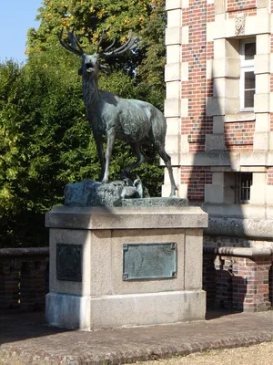Statue de Cerf dans le parc du Château de Chambray