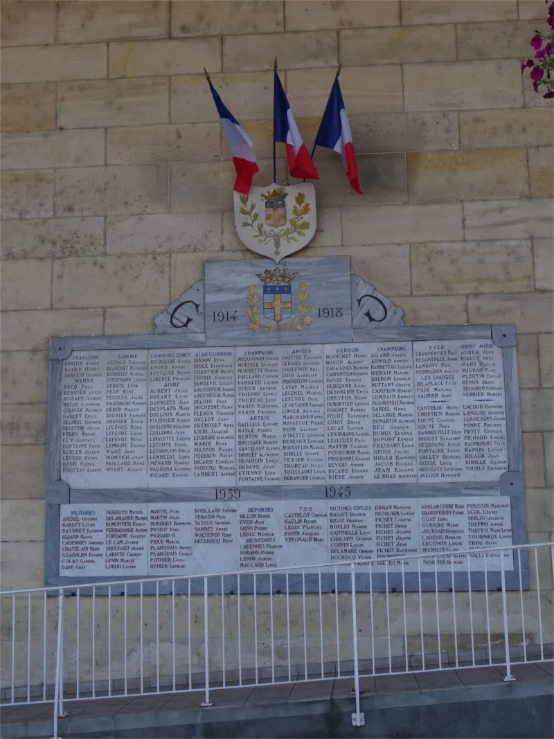 Plaque aux morts sur la Mairie de Gisors