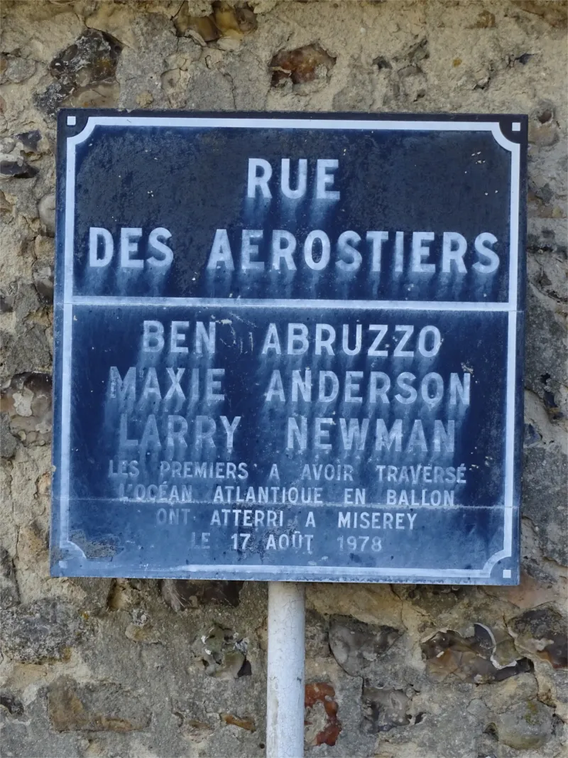 Plaque de la rue des Aérostiers à Miserey