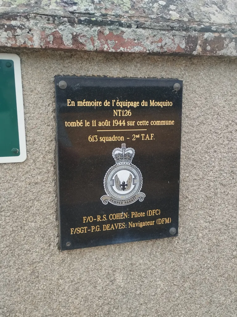Plaque équipage du Mosquito NT126 à Breux-sur-Avre