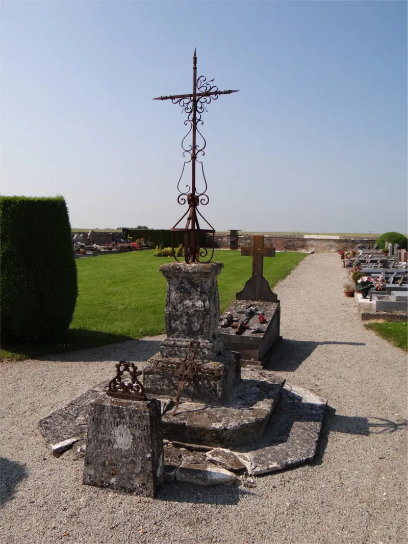 Calvaire du cimetière de Mézières-en-Vexin