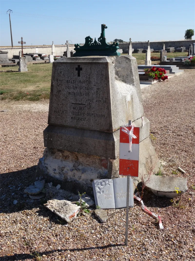 Croix du cimetière d'Illiers-l'Évêque