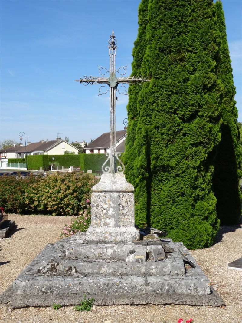 Croix du cimetière de Guichainville