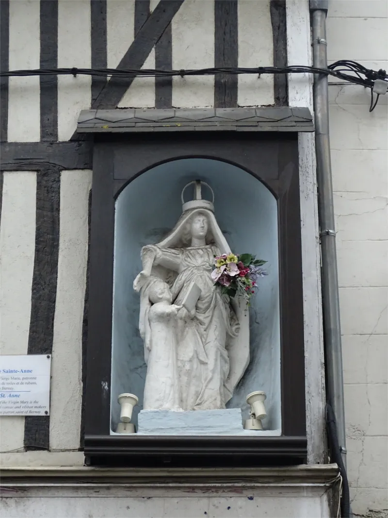 Statue de Sainte-Anne à Bernay
