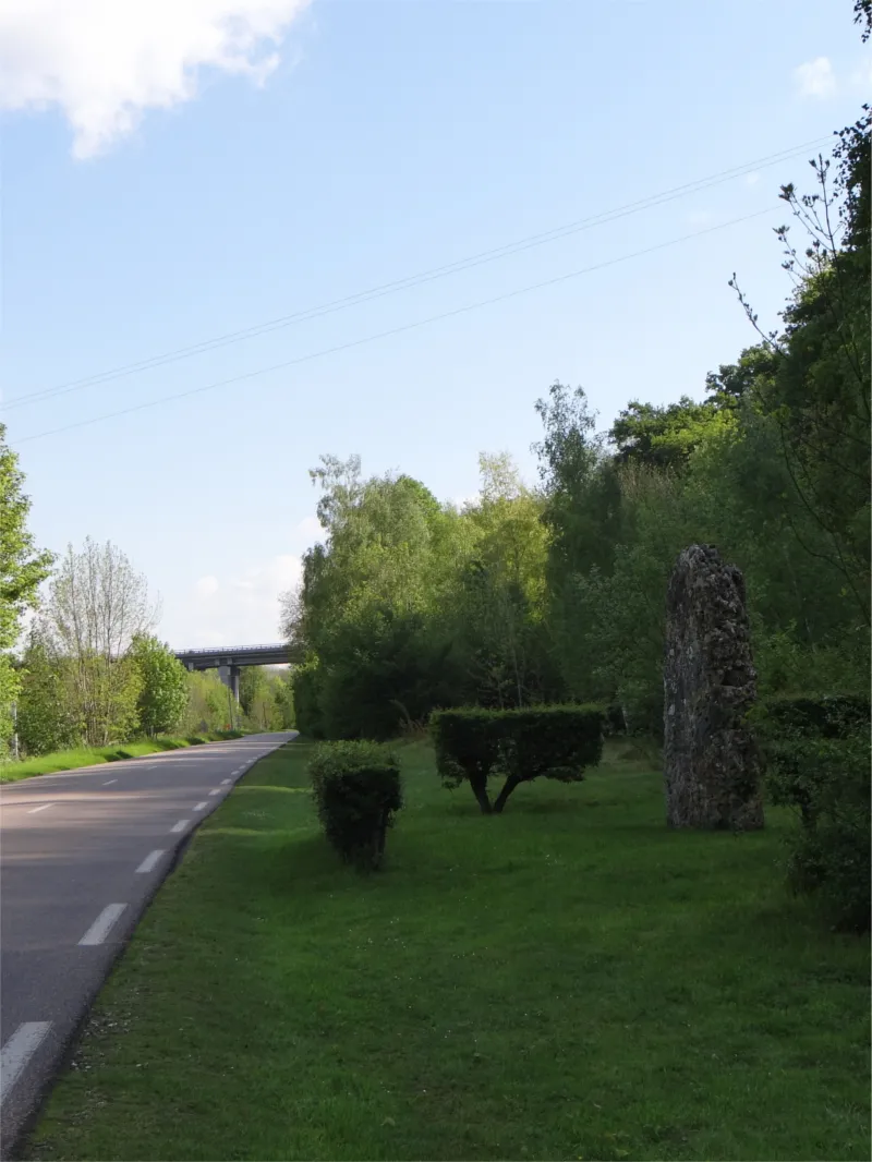 Menhir de la Basse Crémonville à Val-de-Reuil