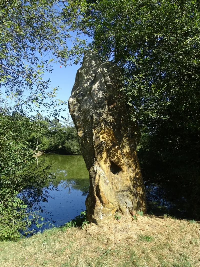 Menhir dit la Pierre de la Joure à Condé-sur-Iton