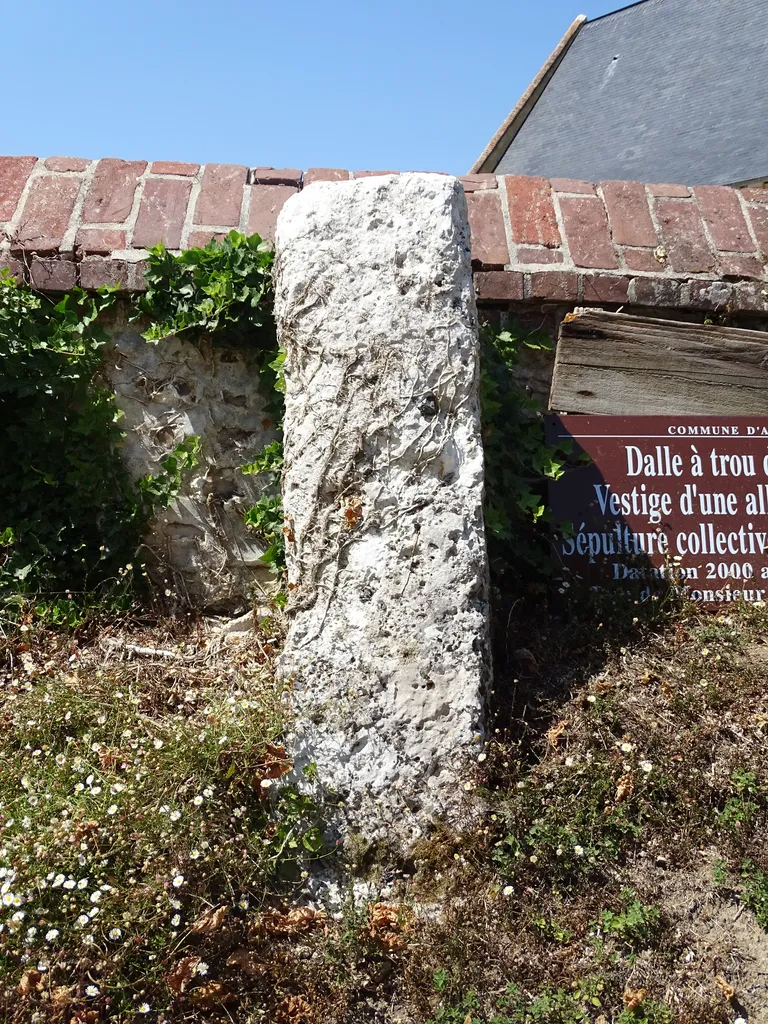 Allée couverte La pierre percée à Aizier