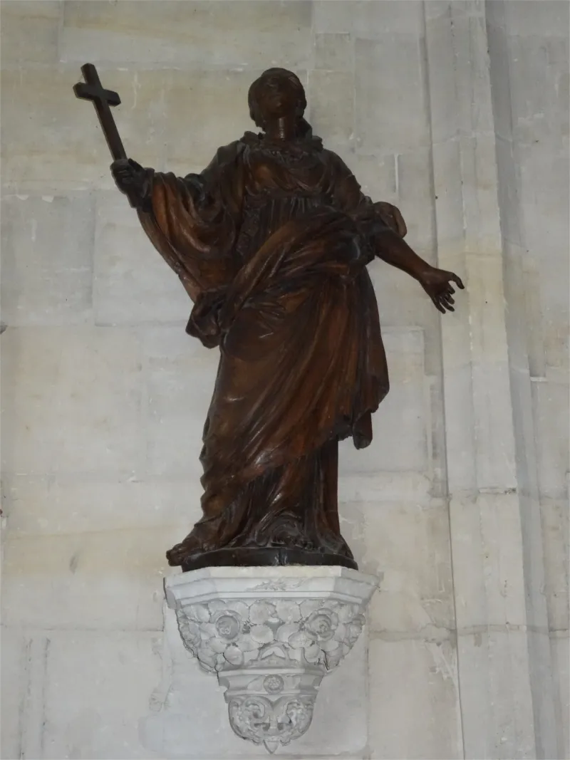 Statue de Sainte-Marthe dans l'église Saint-Pierre et Saint-Paul du Neubourg