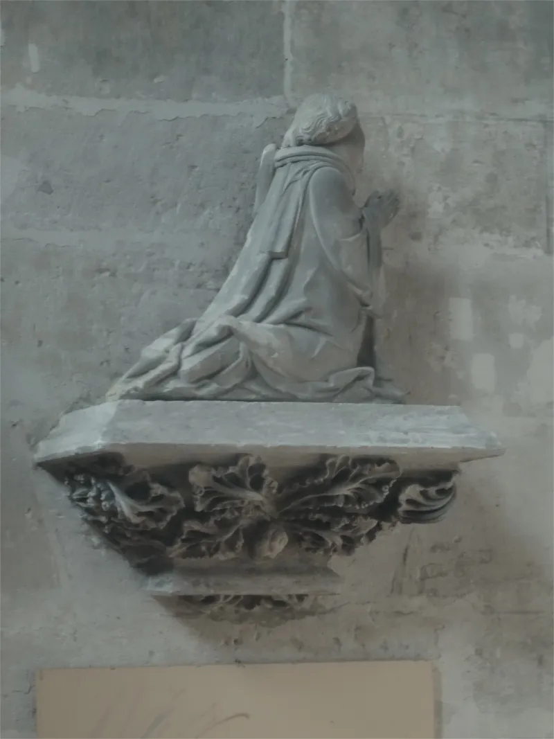 Statuette : Priants dans l'église Notre-Dame de Louviers