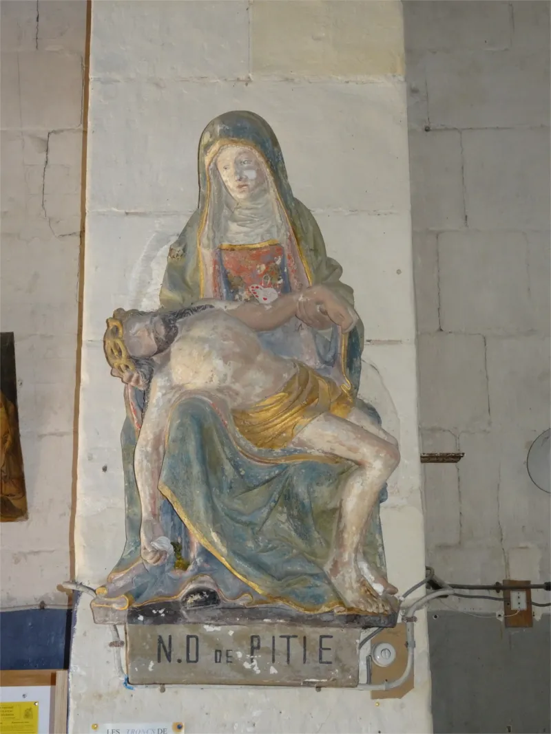 Groupe sculpté : Vierge de Pitié dans l''église Notre-Dame d''Iville