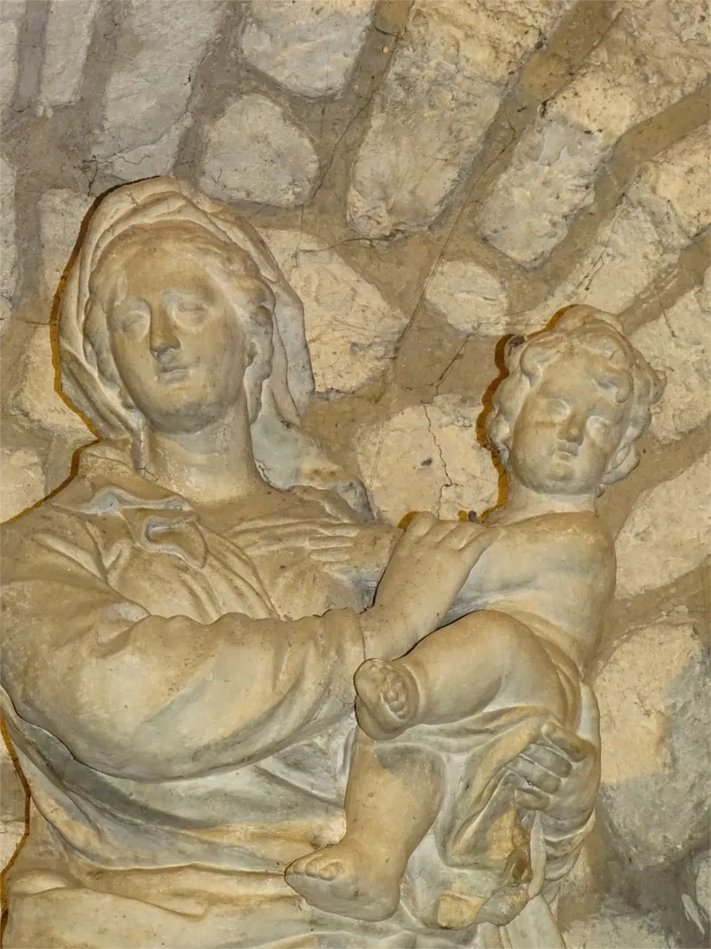 Statue de la Vierge à l'Enfant dans l'église Saint-Martin de Breuilpont