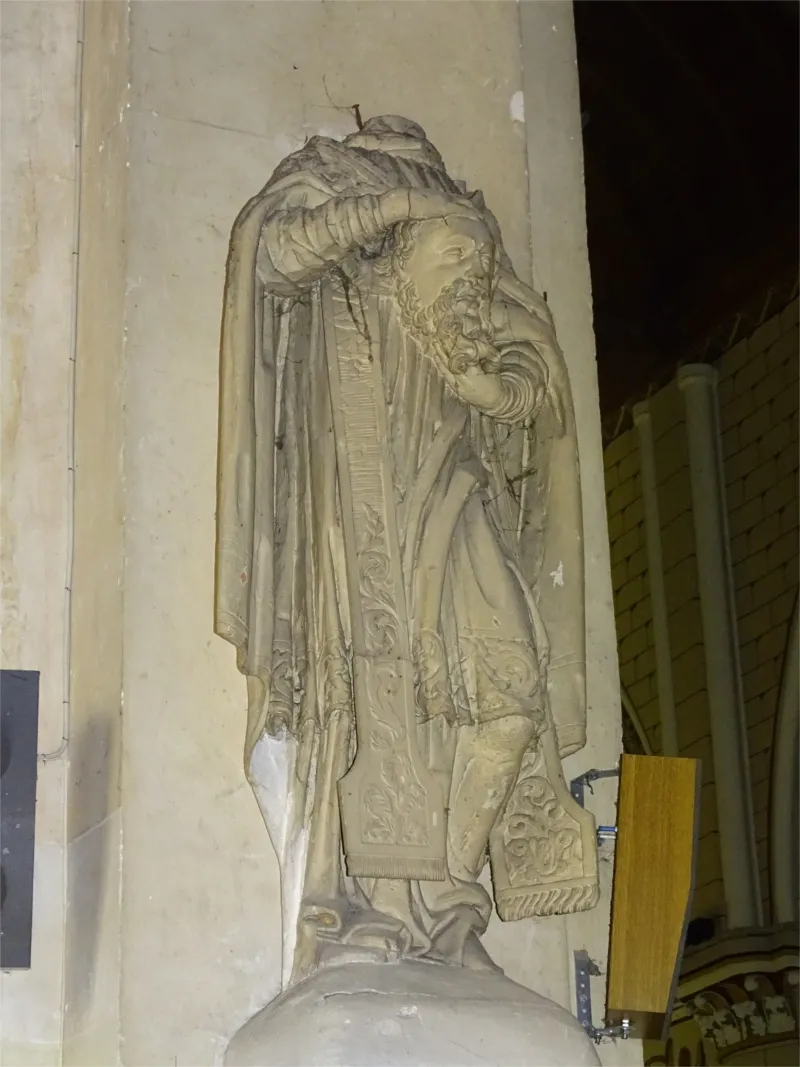 Statue de Saint-Denis dans l'église de la Madeleine de Verneuil-sur-Avre