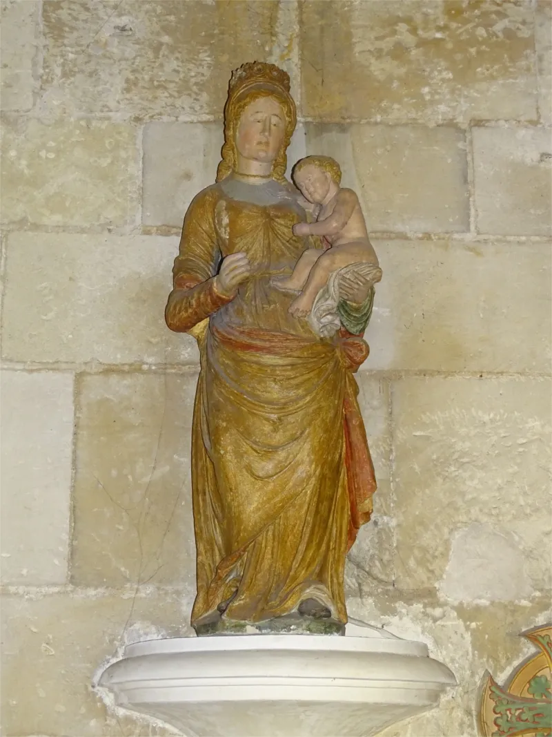 Statue de la Vierge dans l'église de la Madeleine de Verneuil-sur-Avre