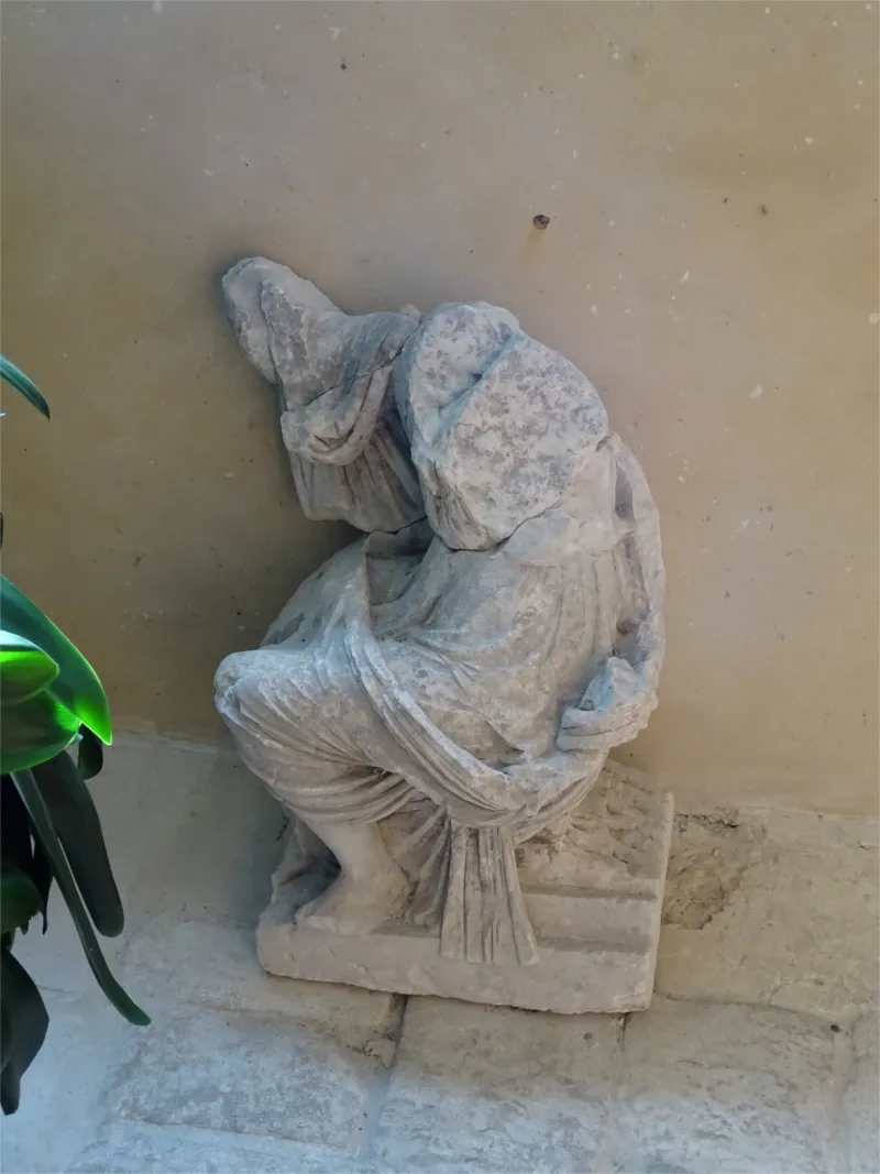 Statue Personnage assis de l'église Sainte-Radegonde de Giverny