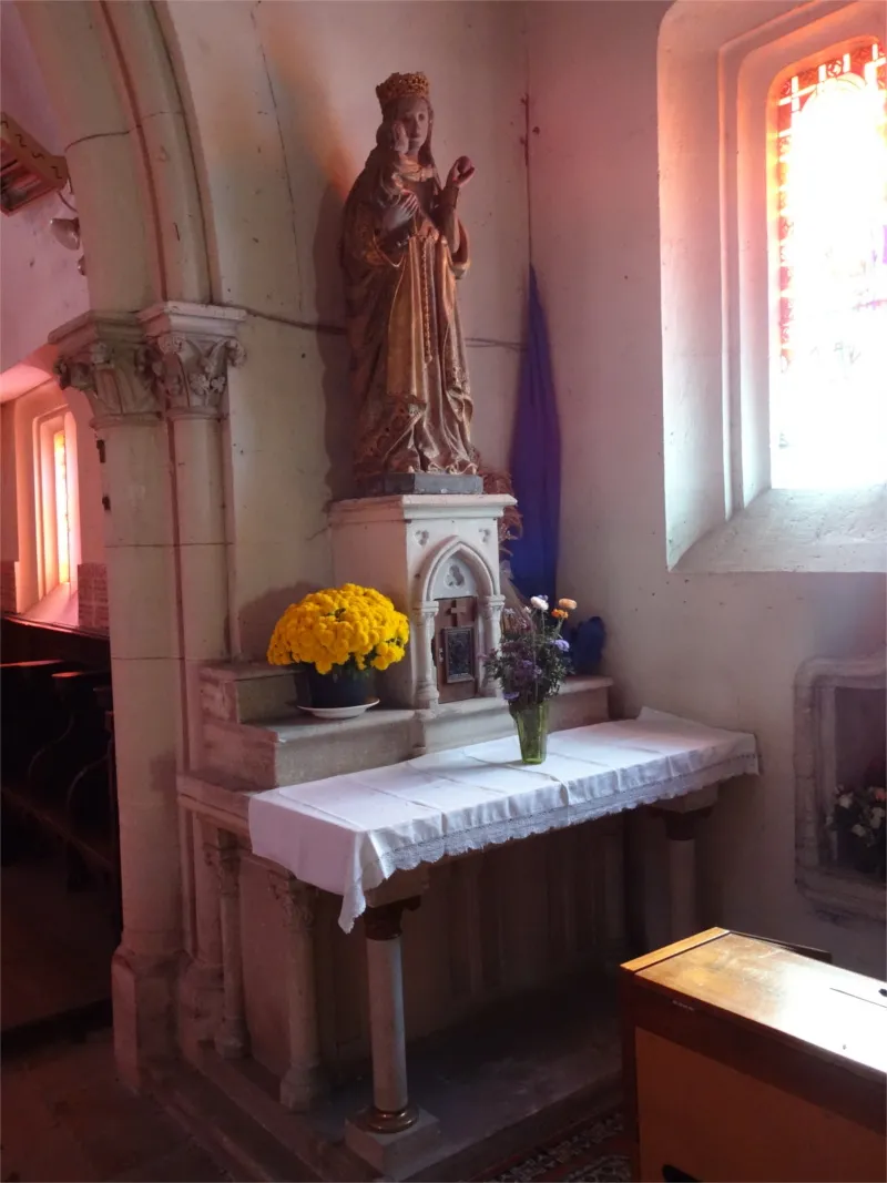 Statue : Vierge à l'Enfant dans l'Église Saint-Pierre d'Incarville