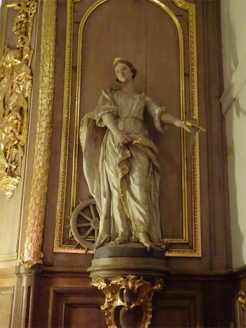 Statue de Sainte-Catherine dans l'église Sainte-Cécile d'Acquigny