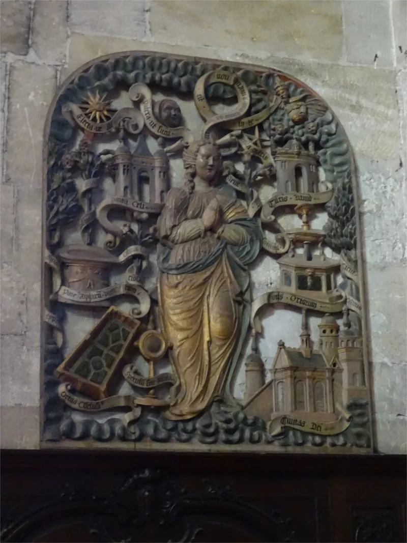 Bas-relief : Vierge des Litanies dans l'Abbatiale Saint-Taurin d'Évreux