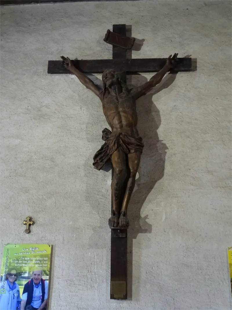 Statue Christ en croix dans l'Église Saint-Sébastien de Saint-Sébastien-de-Morsent