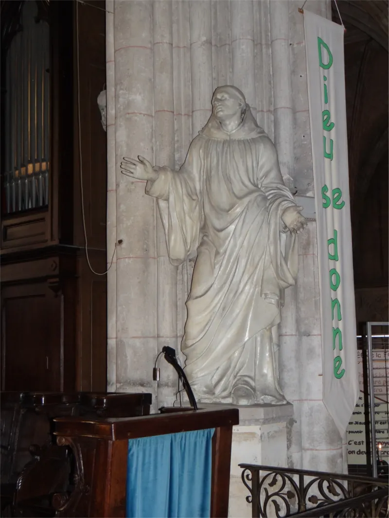Statue de Saint-Benoît dans l'église Sainte-Croix de Bernay