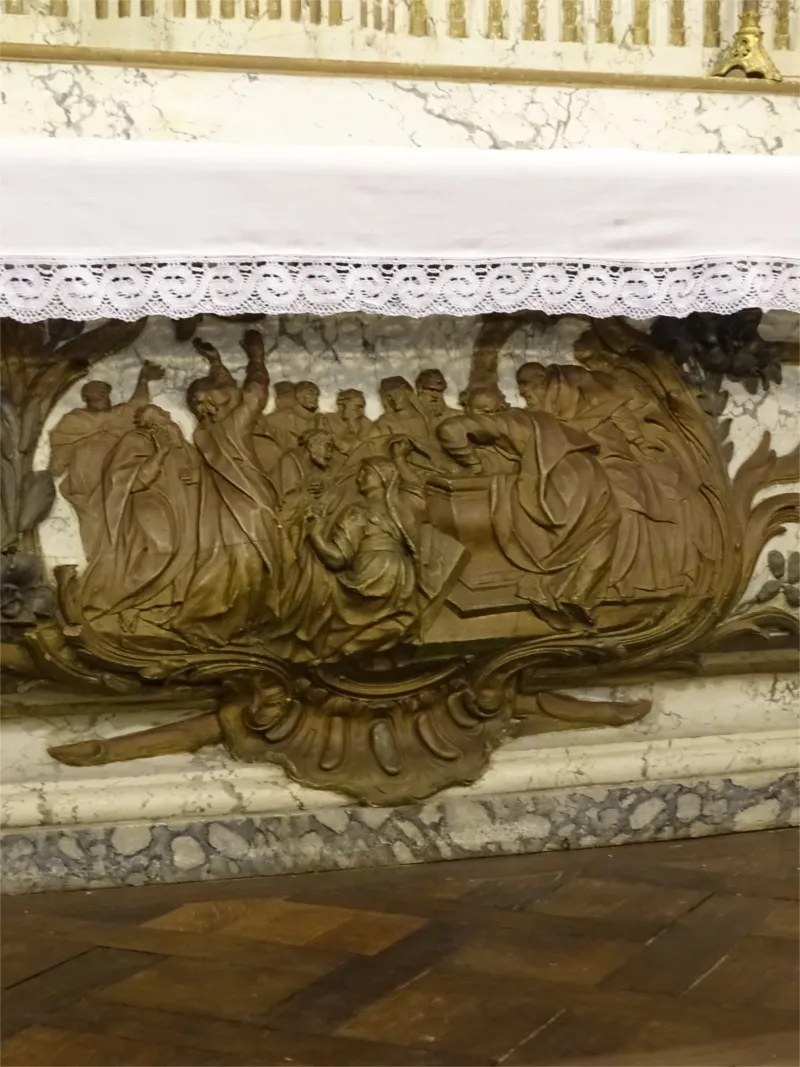 Bas-relief : Les Apôtres au tombeau de la Vierge dans l'Église de la Sainte-Trinité de Pinterville