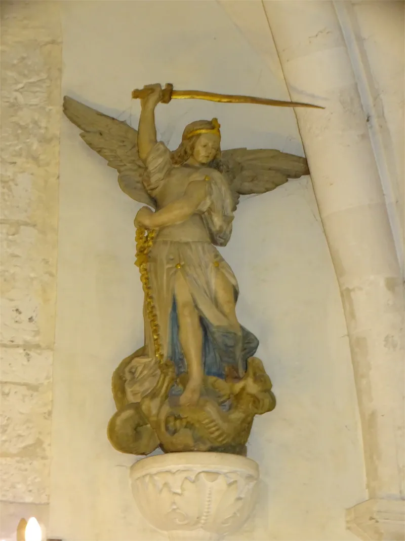 Statue de Saint-Michel dans l'Église Saint-Hilaire de Muids