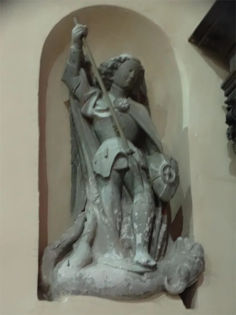Saint-Michel combattant le dragon dans l'Église Saint-Étienne de Saint-Étienne-du-Vauvray