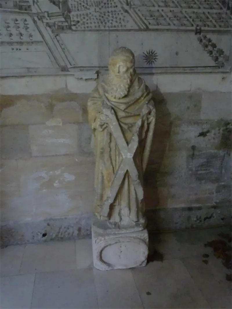 Statue : Saint-André portant sa croix dans l'Abbaye Notre-Dame du Bec-Hellouin