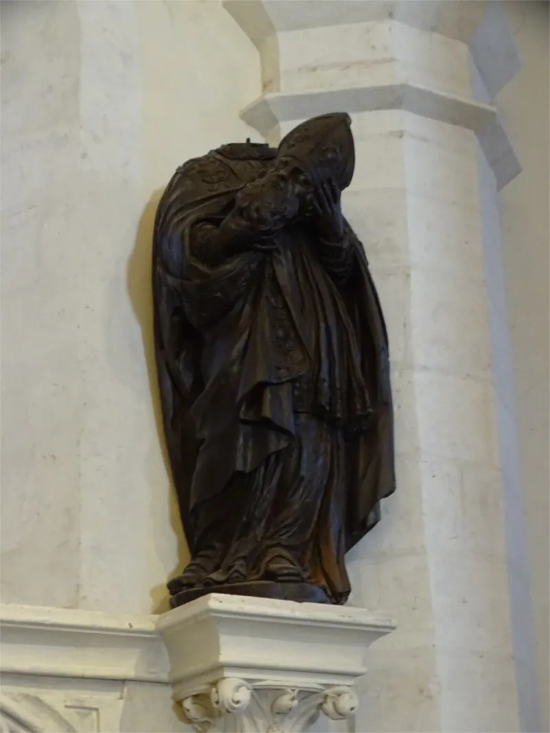 Statue de Saint-Denis dans l'Église Saint-Denis de Lyons-la-Forêt