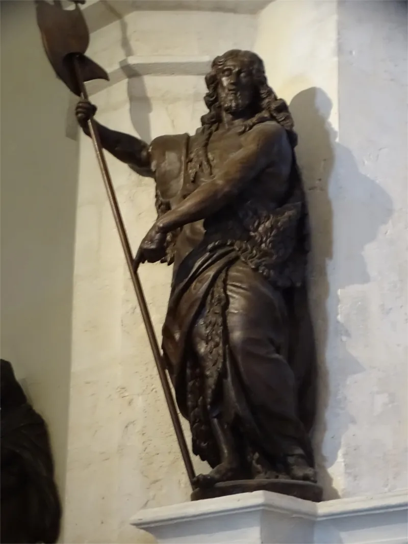 Statue de Saint Jean-Baptiste dans l'Église Saint-Denis de Lyons-la-Forêt