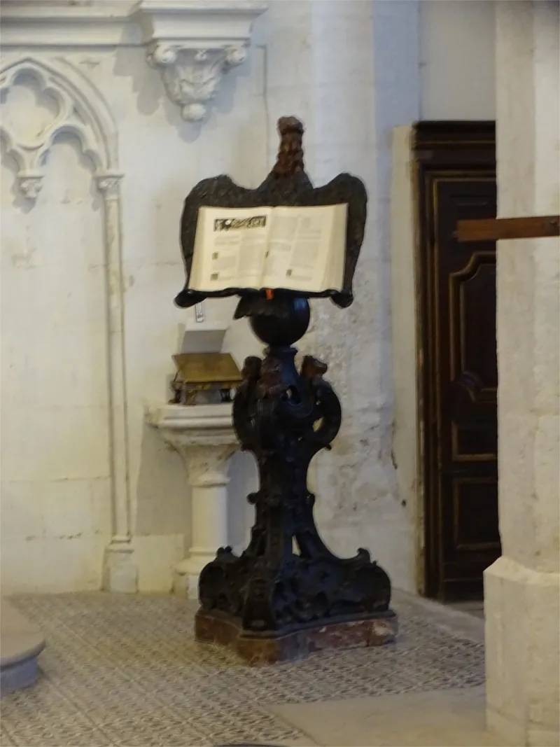 Aigle-lutrin dans l'Église Saint-Denis de Lyons-la-Forêt