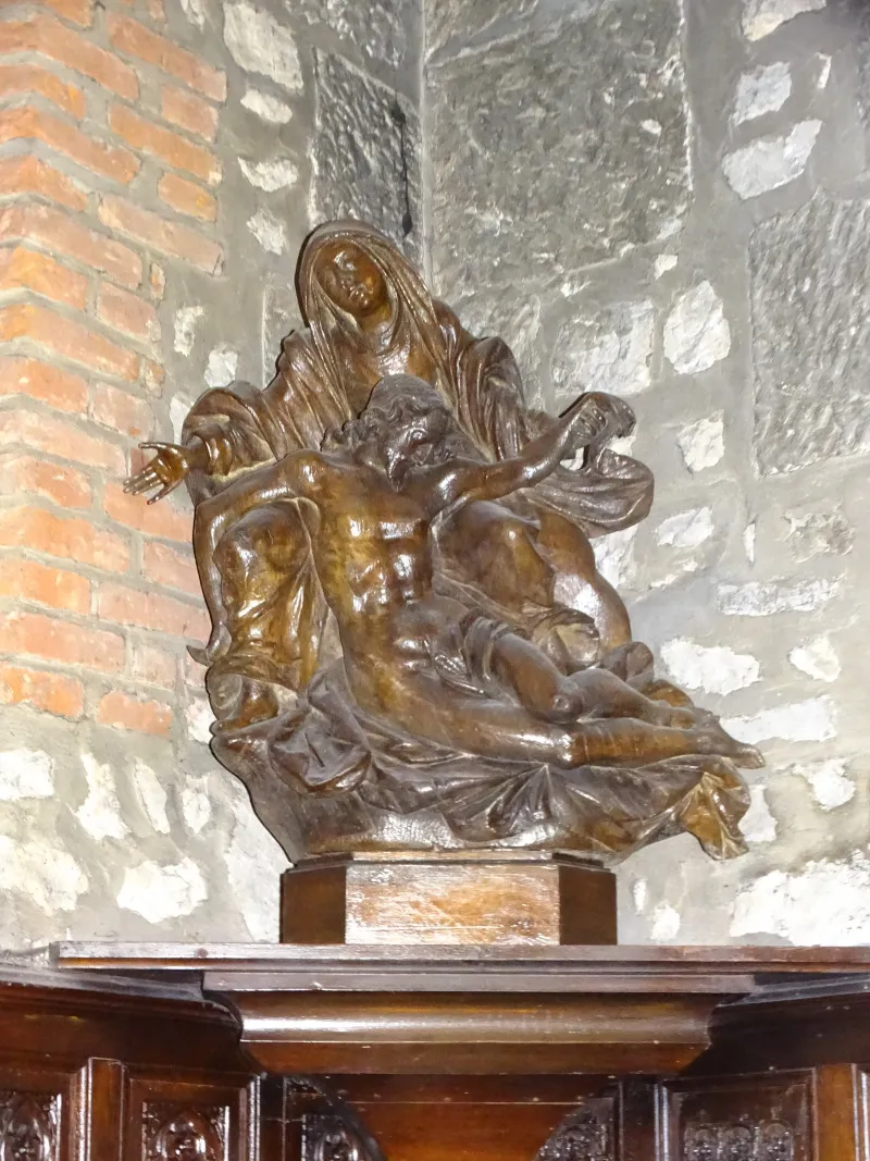 Groupe sculpté : Vierge de Pitié dans l'Église de Pont-Saint-Pierre