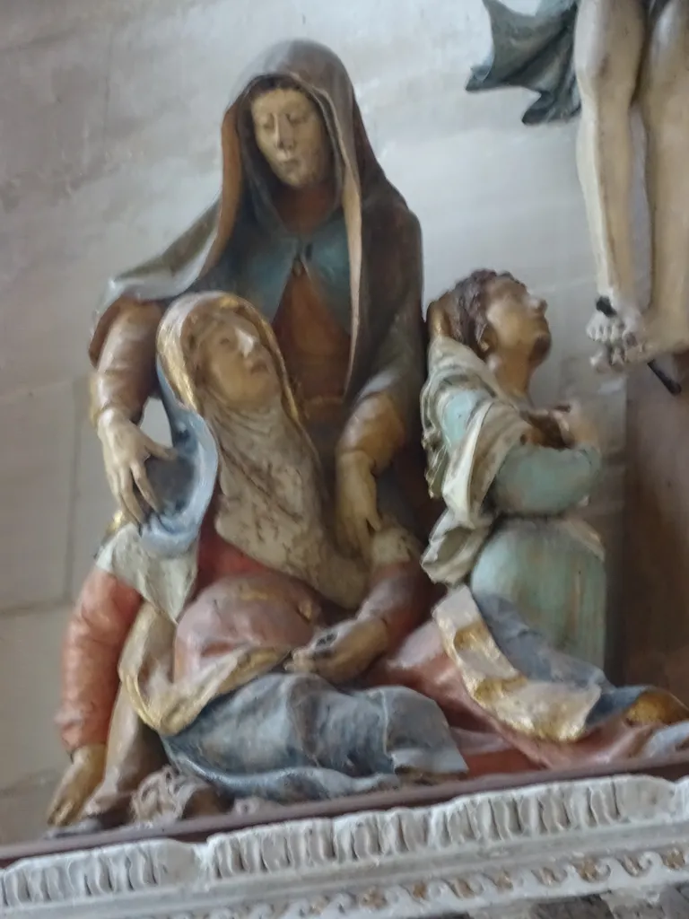 La Vierge et deux saintes femmes éplorées dans la Collégiale de Gisors