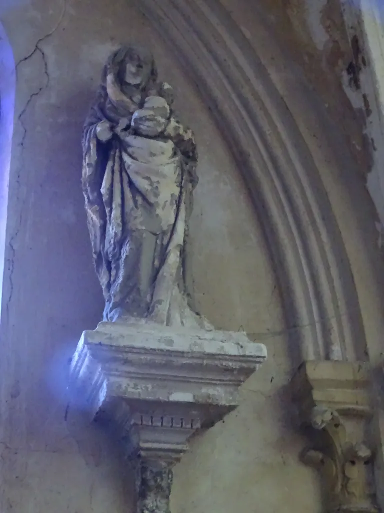 Statue : Vierge à l'Enfant allaitant dans l'Église de La Couture-Boussey