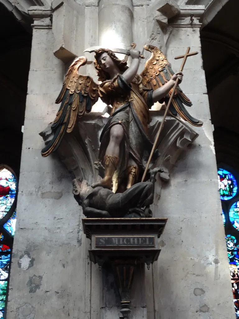 Saint Michel terrassant le démon dans l'Église Notre-Dame-des-Arts de Pont-de-l'Arche