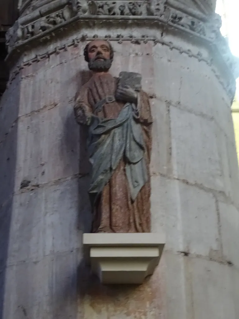 Statue de Saint-Pierre apôtre dans l'Église Notre-Dame-des-Arts de Pont-de-l'Arche