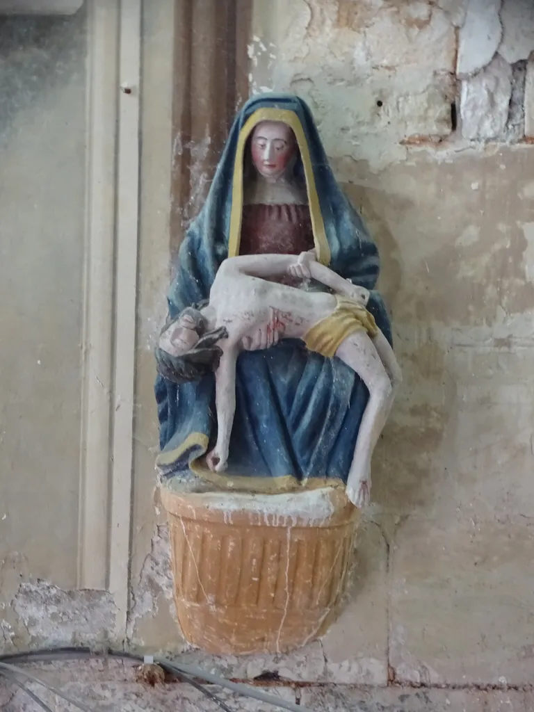 Groupe sculpté : Vierge de Pitié dans l'Église Notre-Dame du Mesnil-Jourdain