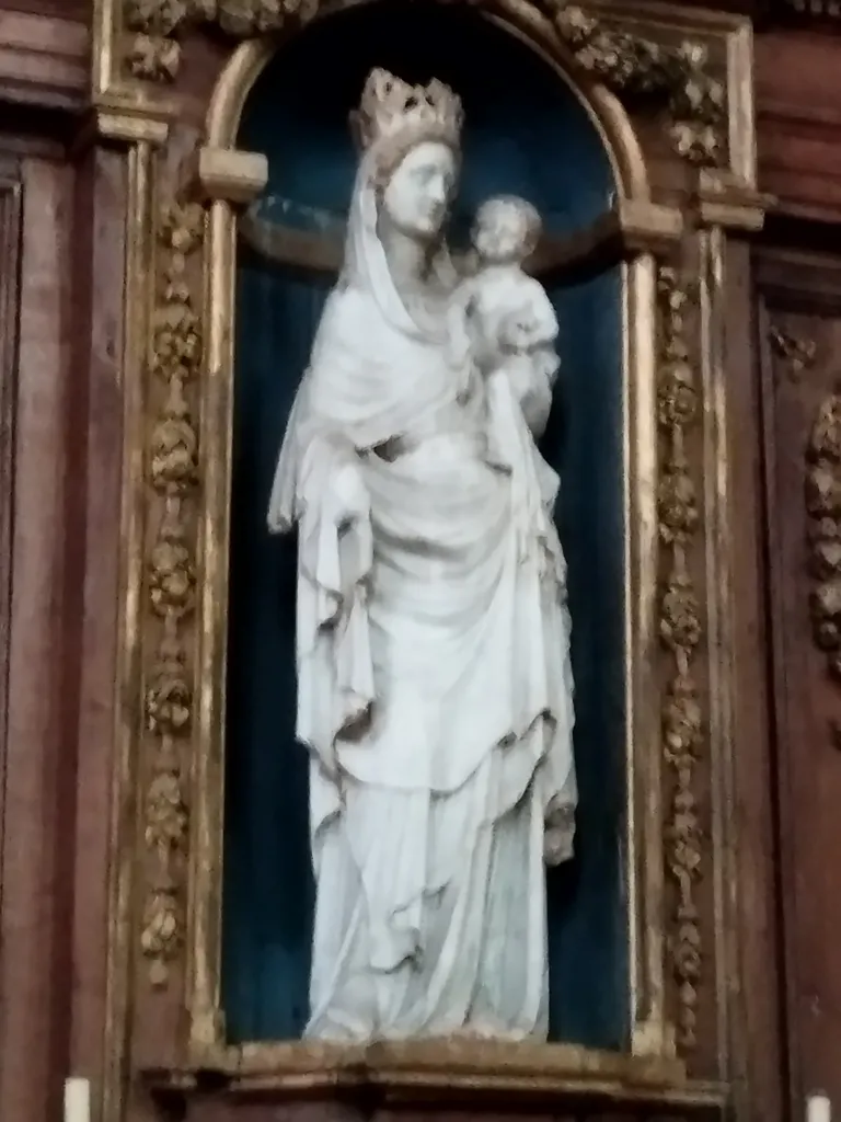 Statue : Vierge à l'Enfant dans la Collégiale Notre-Dame d'Écouis