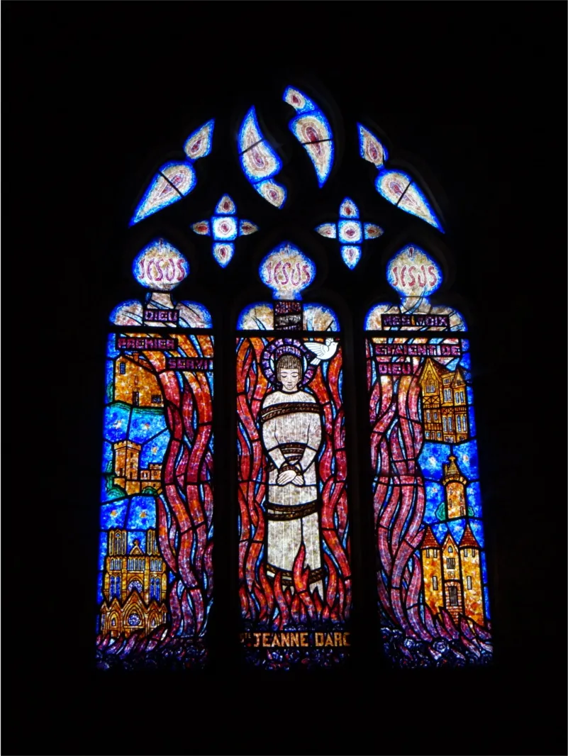 Vitrail Baie 12 - Sainte-Jeanne-d’Arc dans l'église Saint-Hélier de Beuzeville