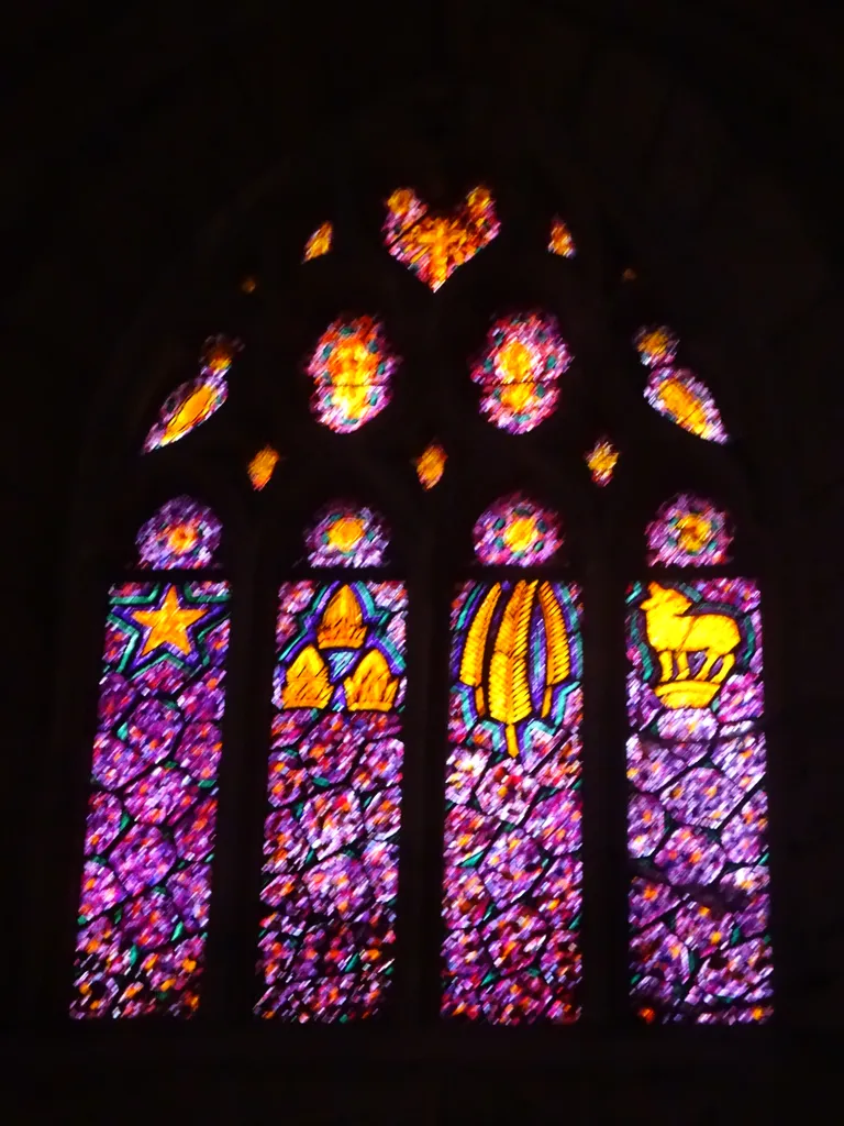 Vitrail Baie 14 - Symboles de Noël, l'Épiphanie, les Rameaux et Pâques dans l'Église Saint-Hélier de Beuzeville